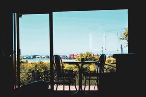 Estúdio, acessível | Escrivaninha, cortinas blackout, ferros/tábuas de passar roupa