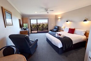 Studio with Seaview | Desk, blackout curtains, iron/ironing board, free WiFi - Baywatch Motor Lodge (Timaru)