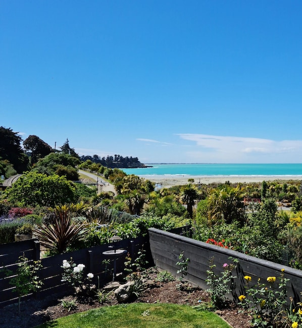Desk, blackout curtains, iron/ironing board, free WiFi - Baywatch Motor Lodge (Timaru)