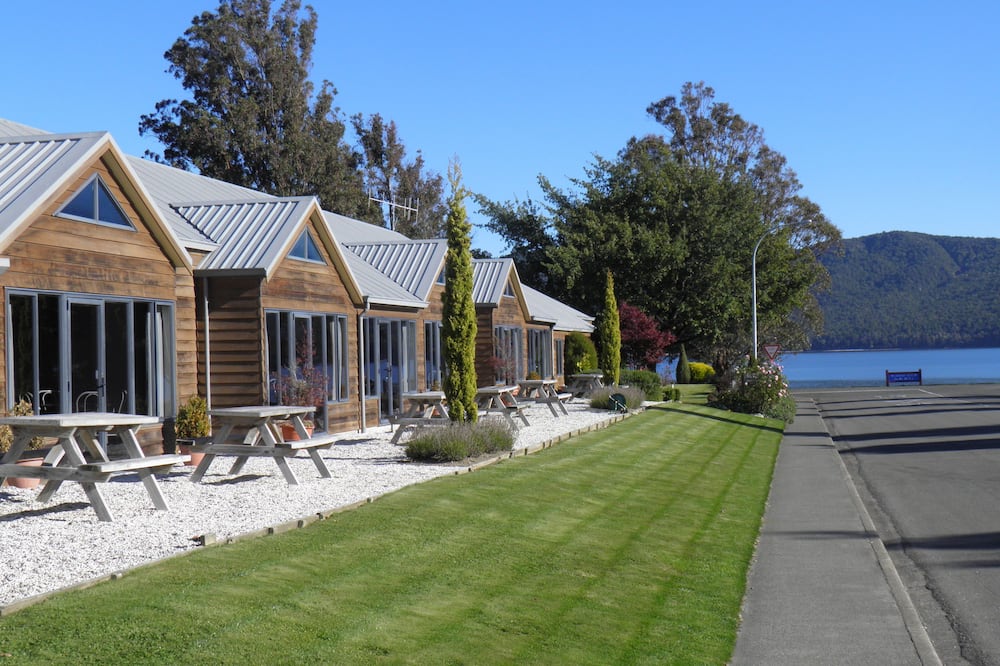 Lakefront Lodge