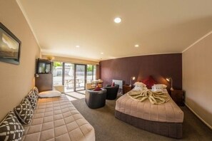 Soundproofing, free cots/infant beds, free WiFi, bed sheets - Lakefront Lodge (Te Anau)