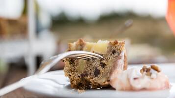 Una porción de pastel con un tenedor sobre un plato.