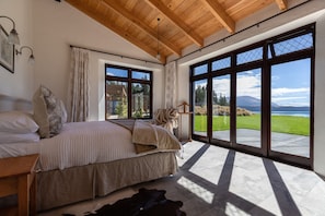 Egyptian cotton sheets, premium bedding, down comforters, free minibar - Mt Cook Lakeside Retreat (Ben Ohau)
