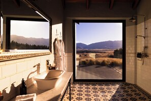 Designer toiletries, hair dryer, slippers, heated floors - Mt Cook Lakeside Retreat (Ben Ohau)