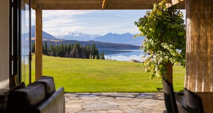 Mt Cook Lakeside Retreat