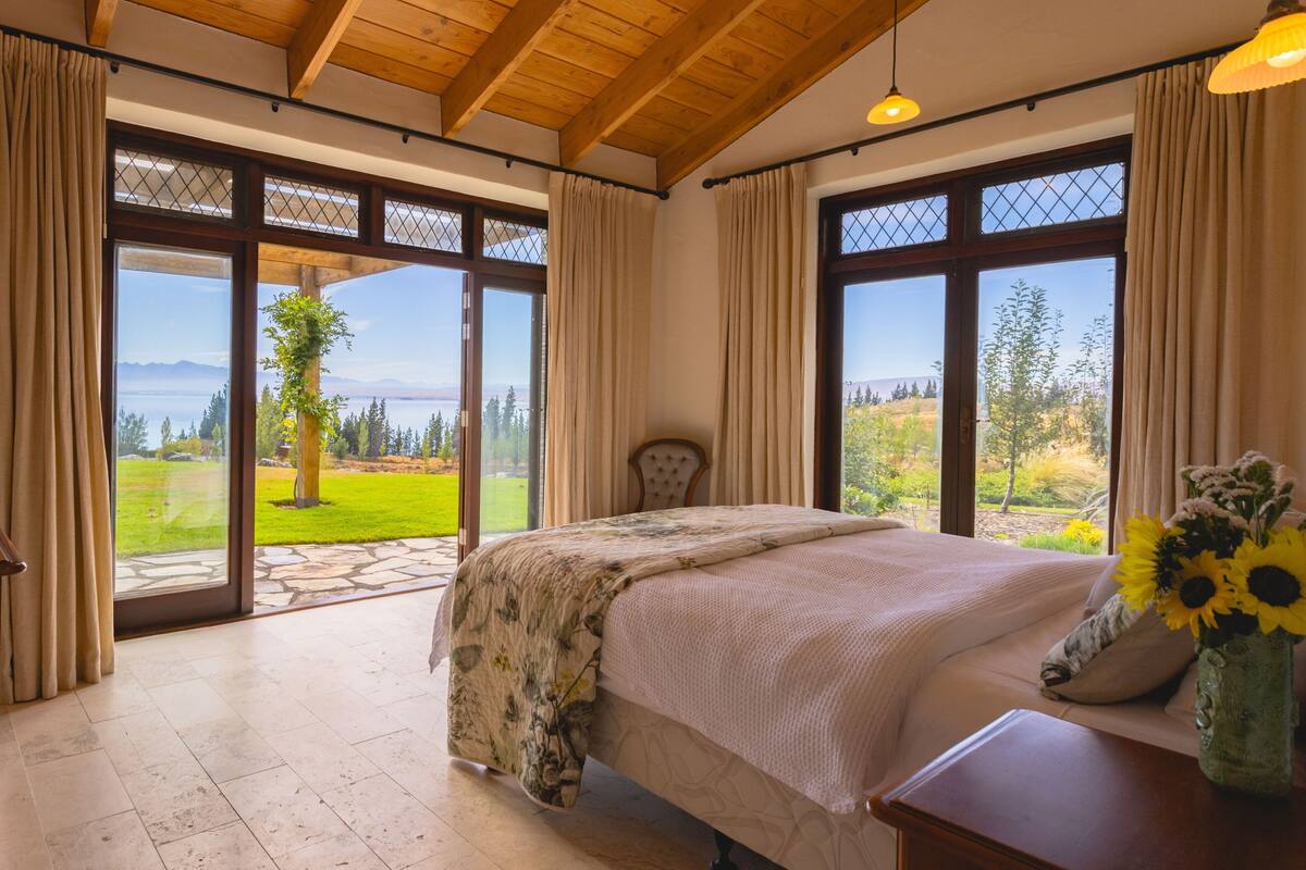 Luxury Villa, Lake View