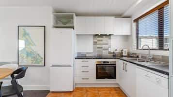 Microondas, placa de cocina, tetera/pava eléctrica, tostadora