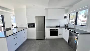 Microondas, placa de cocina, tetera/pava eléctrica, tostadora