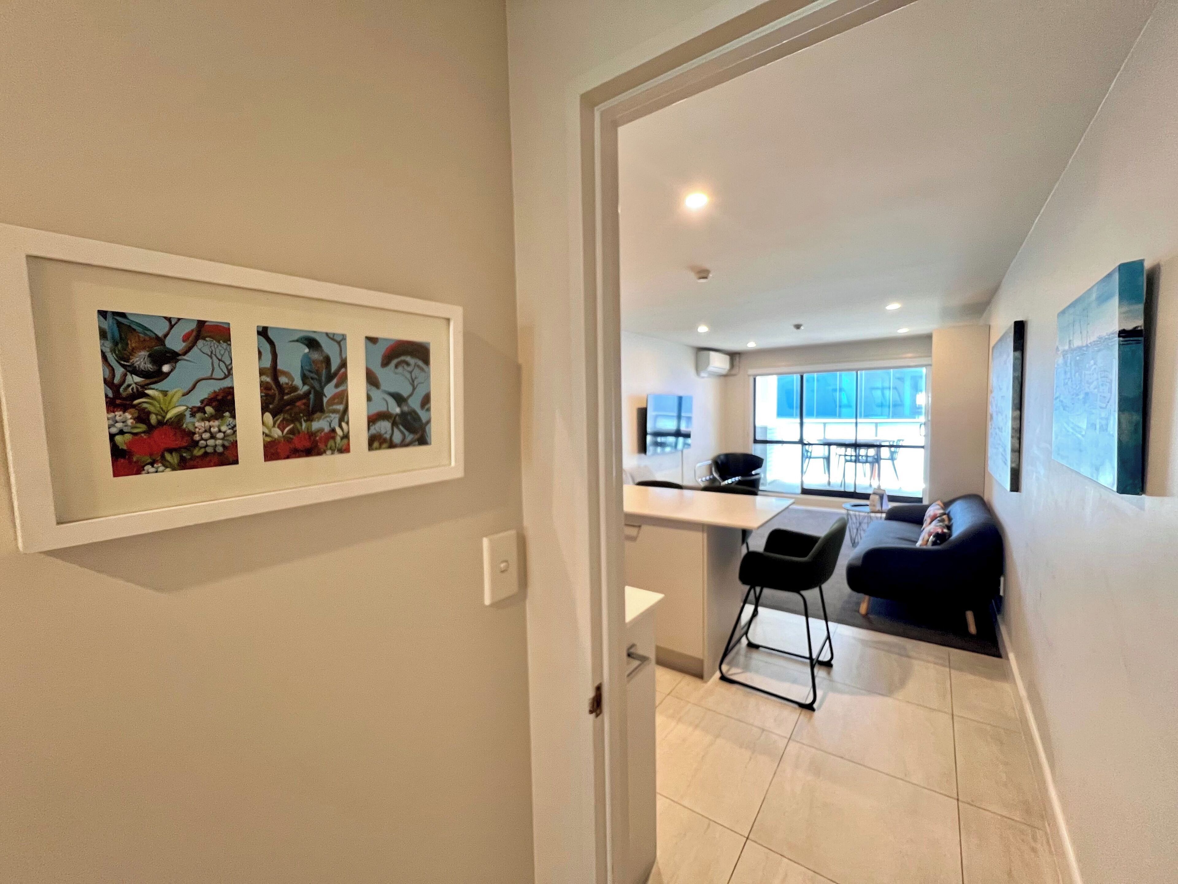 Un apartamento moderno con comedor, cocina y sala de estar.