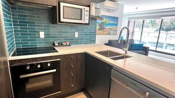 Family Apartment, Bay View | Private kitchen | Microwave, stovetop, electric kettle, toaster