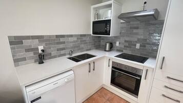 Microondas, placa de cocina, tetera/pava eléctrica, tostadora