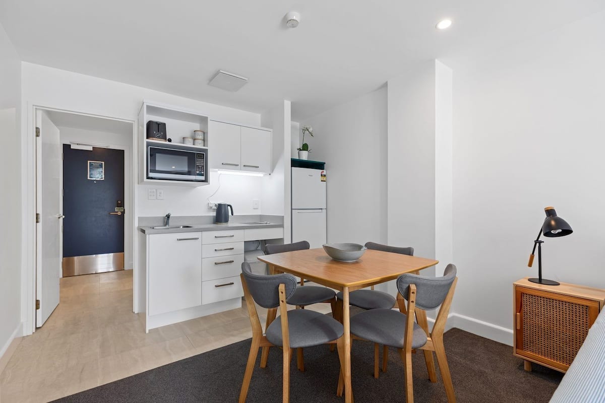 Microondas, placa de cocina, hervidor eléctrico y tostadora