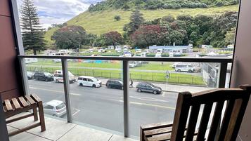 Apartemen Keluarga, pemandangan teluk | Teras/patio