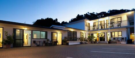 Bagian depan properti - sore/malam