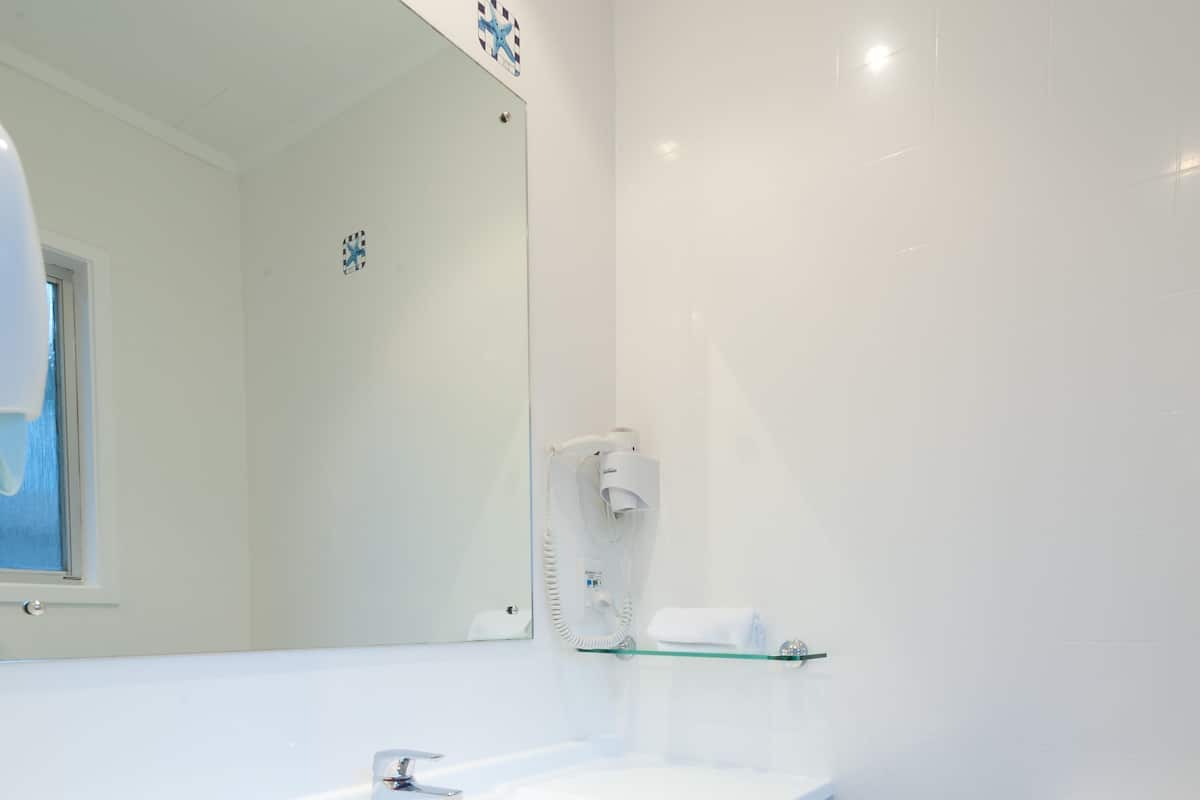 Ducha, artículos de tocador gratuitos, secador de pelo, toallas