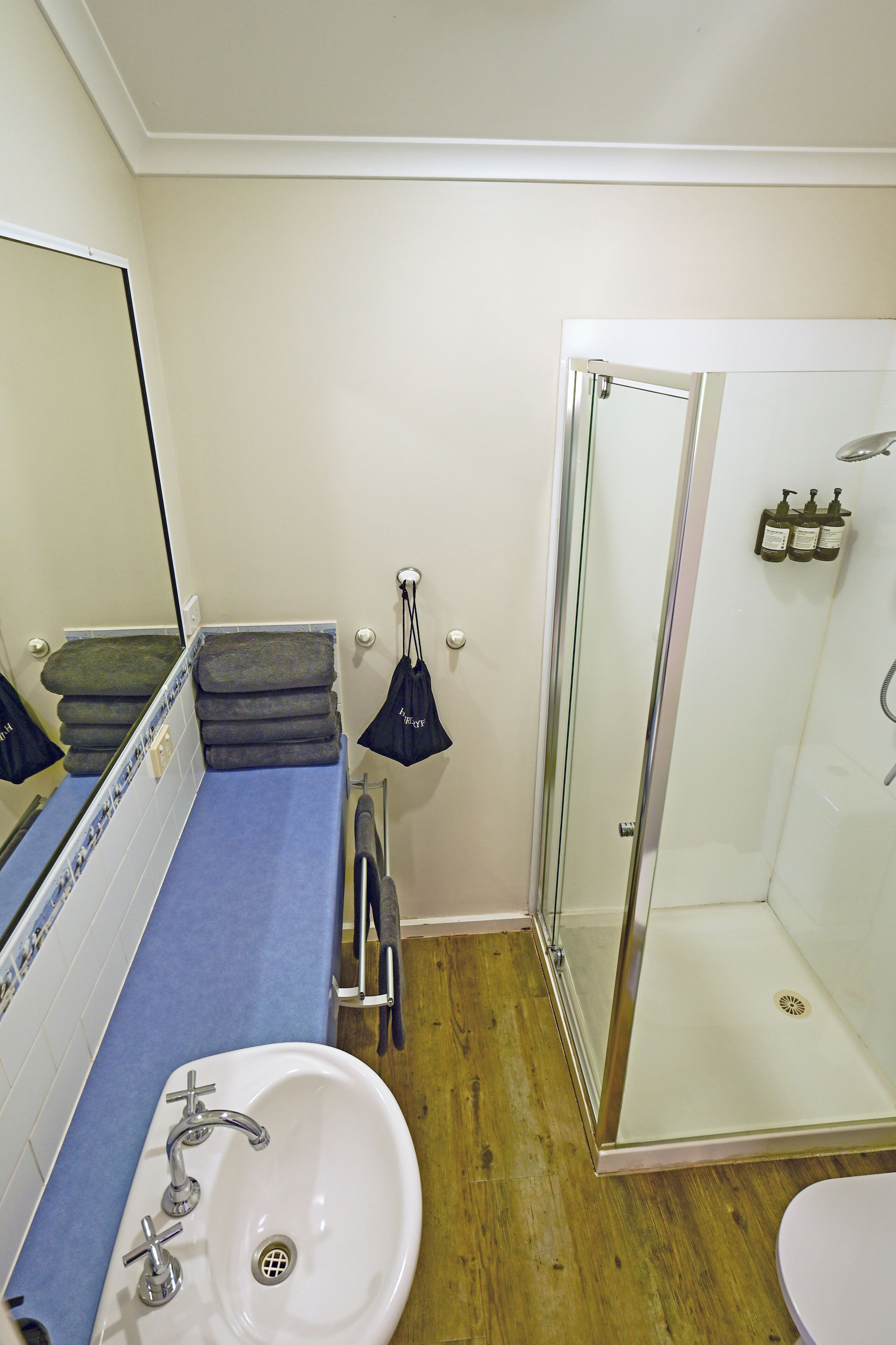 Two Bedroom Apartment - Garden View | Bathroom | Shower, free toiletries, hair dryer, towels
