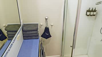 Two Bedroom Apartment - Garden View | Bathroom | Shower, free toiletries, hair dryer, towels