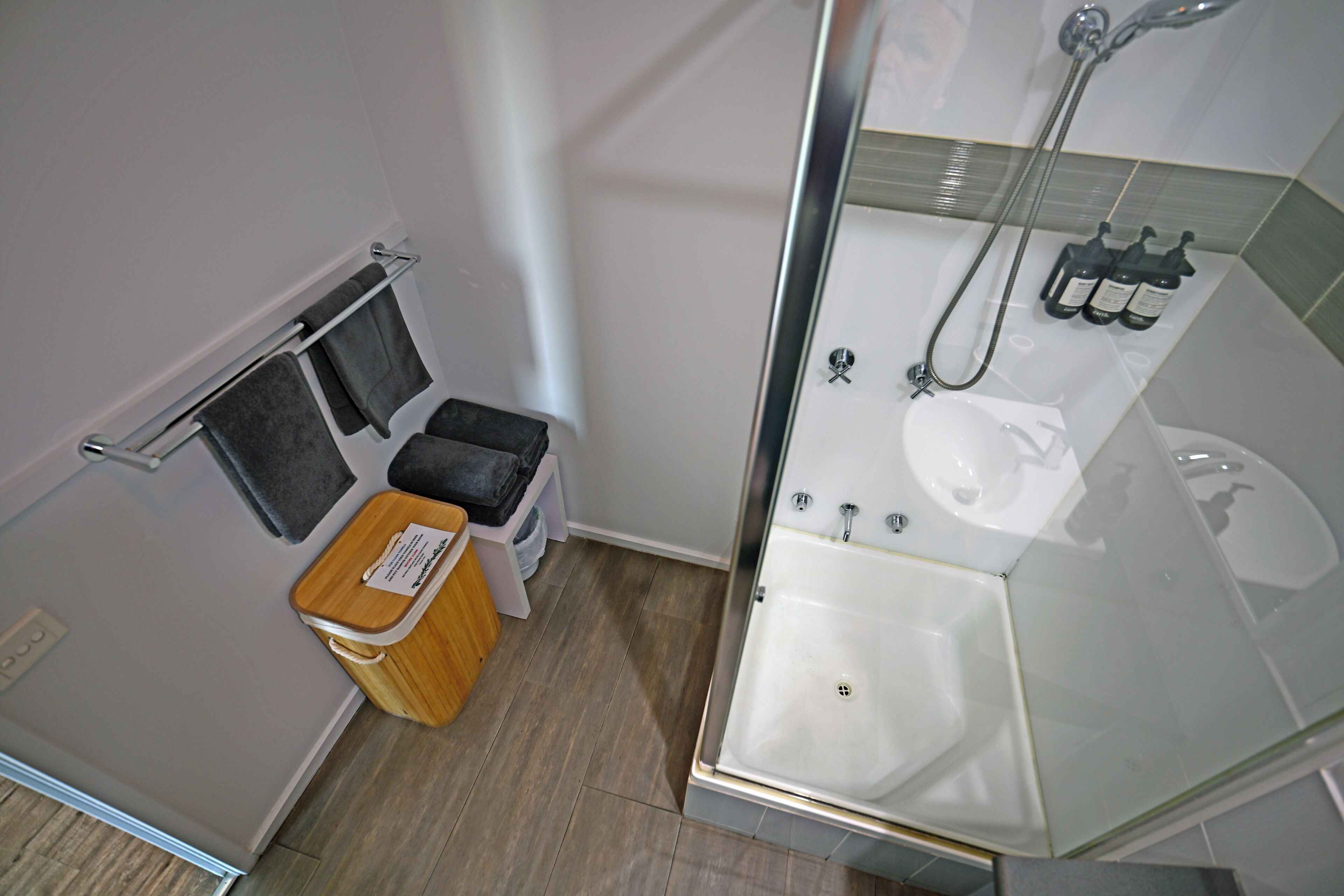 Appartamento, 2 camere da letto, vista oceano | Bagno | Doccia, set di cortesia gratuito, asciugacapelli, asciugamani