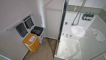 Appartamento, 2 camere da letto, vista oceano | Bagno | Doccia, set di cortesia gratuito, asciugacapelli, asciugamani