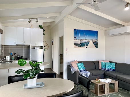 Villa, 2 Schlafzimmer | Wohnbereich | 40-Zoll-Smart-TV mit Digitalempfang. Apollo Bay Waterfront Motor Inn