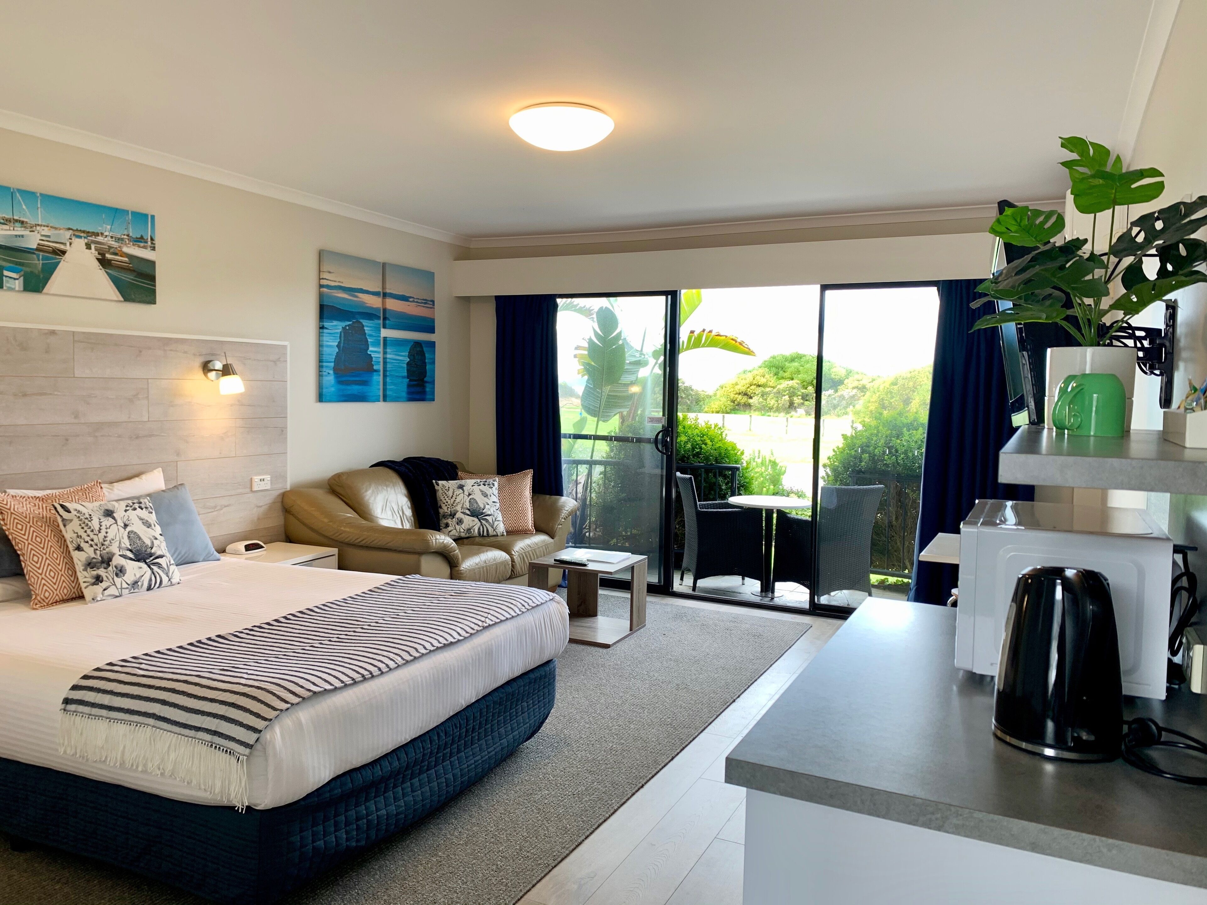 Deluxe Room, Jetted Tub, Garden View (Not suitable for children) | Blackout curtains, iron/ironing board, cots/infant beds, free WiFi