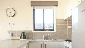 Private kitchen - Apollo Bay Waterfront Motor Inn (Apollo Bay)