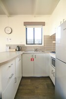 Villa, 2 habitaciones | Cocina privada | Frigorífico, microondas, hervidor eléctrico y tostadora