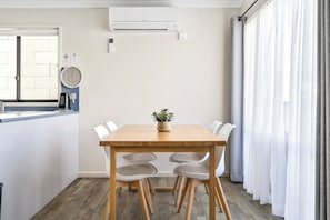 In-room dining - Apollo Bay Waterfront Motor Inn (Apollo Bay)