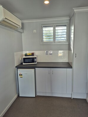 Standard Twin Room | Private kitchenette - Apollo Bay Waterfront Motor Inn (Apollo Bay)