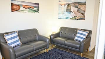Appartement, 2 slaapkamers, uitzicht op tuin | Verduisterende gordijnen, een strijkplank/strijkijzer, babybedden