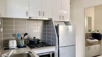 Villa, 2 habitaciones | Cocina privada | Refrigerador, microondas, tetera eléctrica y tostadora