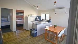 Living area - Apollo Bay Waterfront Motor Inn (Apollo Bay)