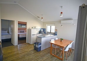 Departamento, 2 habitaciones, vista al jardín | Área de sala de estar | Smart TV de 40 pulgadas con canales digitales