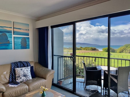 Deluxe-Zimmer, Whirlpool, Meerblick (Not suitable for children) | Terrasse/Patio. Apollo Bay Waterfront Motor Inn
