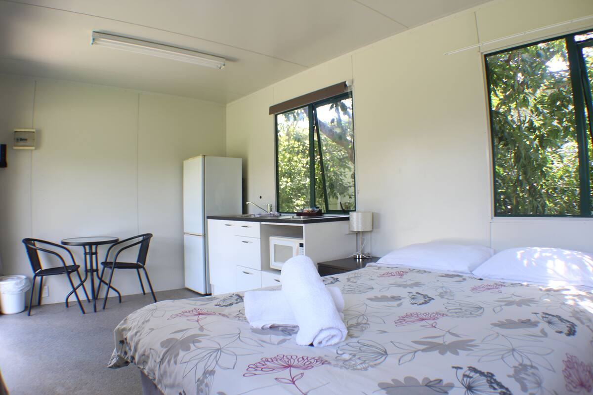 Comfort Studio, 1 Queen Bed, Hill View | WiFi