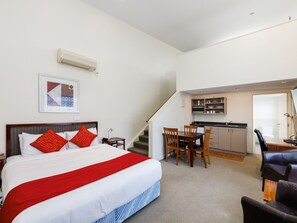 Family Split Level, One Bedroom, Non Smoking, Kitchenette | Premium bedding, individually furnished, desk, laptop workspace - Fitzherbert Regency Motor Lodge (Palmerston North)