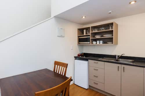 Family Split Level, One Bedroom, Non Smoking, Kitchenette | 私人简易厨房 | 冰箱、微波炉、炉灶、茶具/咖啡用具
