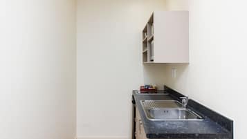 Suite estándar, 1 habitación, para no fumadores, cocineta | Cocineta privada | Refrigerador, microondas, parrilla de estufa y cafetera y tetera