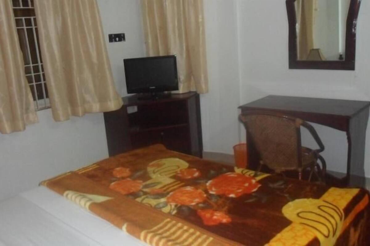 In-room safe, desk, iron/ironing board, rollaway beds