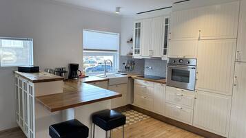 Great Central Apartment | Private kitchen | Fridge, microwave, oven, stovetop