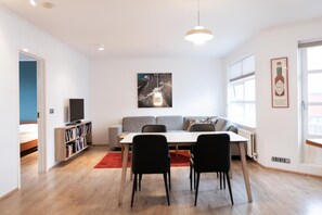 Great Central Apartment | Khu phòng khách | TV màn hình phẳng, đầu đĩa DVD 