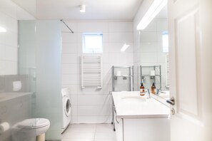 Great Central Apartment | Phòng tắm | Đồ dùng nhà tắm miễn phí, máy sấy tóc, khăn tắm, xà phòng 