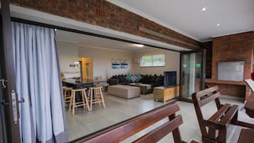 ํจ๋ฐ๋ฆฌ ์ํํธ, ์นจ์ค 3๊ฐ, ๋ฐ๋ค ์ ๋ง, ๋ฐ๋ท๊ฐ | ํ
๋ผ์ค/ํํฐ์ค