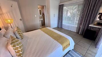 Family Apartment, 3 Bedrooms, Ocean View, Sea Facing | Premium bedding, memory-foam beds, in-room safe, individually decorated