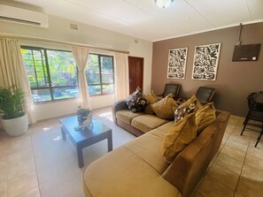 Apartamento família, 2 quartos, no jardim | Área de estar | TV LED, DVD player