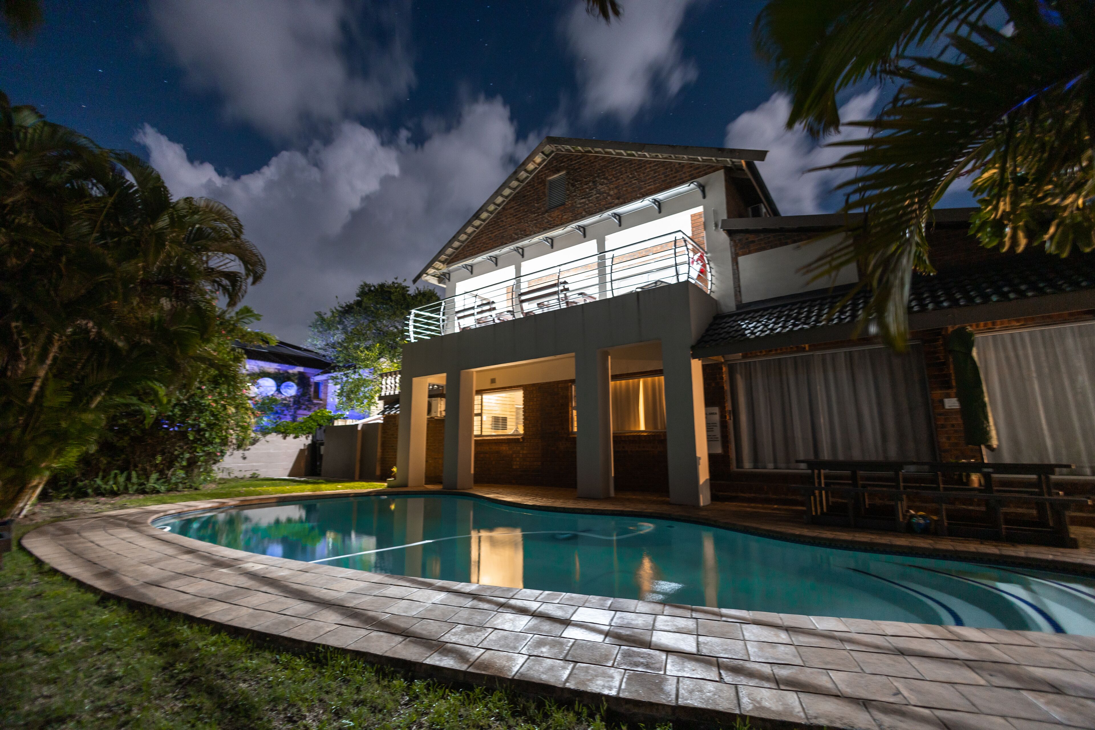Familienapartment, 3 Schlafzimmer, eingeschränkter Meerblick, Meerseite | Pool | Außenpool, Sonnenschirme, Liegestühle