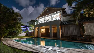 Familienapartment, 3 Schlafzimmer, eingeschränkter Meerblick, Meerseite | Pool | Außenpool, Sonnenschirme, Liegestühle