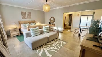 Deluxe-Apartment, 1 Schlafzimmer, zum Garten hin | Wohnbereich | 64-Zoll-Smart-TV mit Satellitenempfang