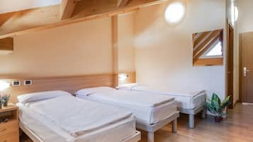 Chambre Triple Classique | Coffres-forts dans les chambres, bureau, lits bébé (en supplément)