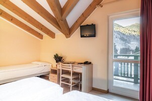 Classic Triple Room | In-room safe, desk, cribs/infant beds, free WiFi